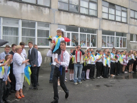 Для кременчугских школьников прозвучал "последний" звонок. Присылайте фото!!!