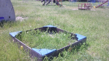 Кременчужане просят "хоть немножко песочка в песочницу" Кременчужане просят "хоть немножко песочка в песочницу"