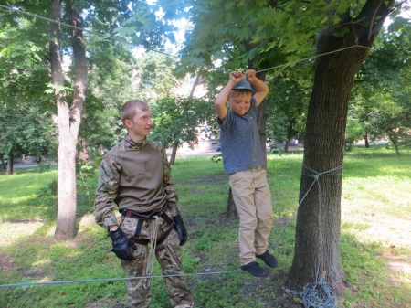 Кременчугские подростки прыгают с парашютом