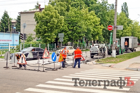 Посреди Кременчуга разрыли перекрёсток Посреди Кременчуга разрыли перекрёсток
