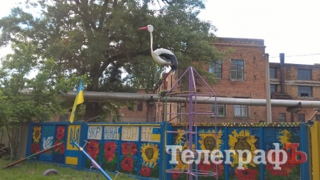 Фотофакт: В Кременчуге аисту Грише поставили памятник при жизни