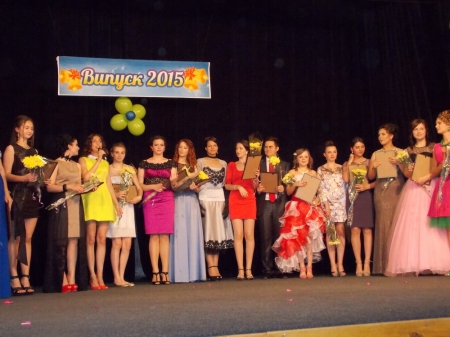 Для кременчугских школьников прозвучал "последний" звонок. Присылайте фото!!!