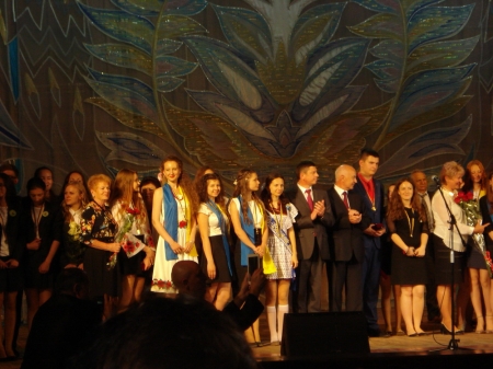 Для кременчугских школьников прозвучал "последний" звонок. Присылайте фото!!!