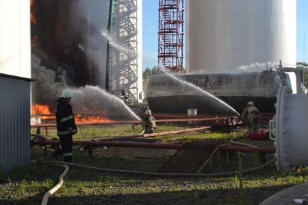 Мощный взрыв на нефтебазе под Киевом: скорые не успевают вывозить пострадавших
