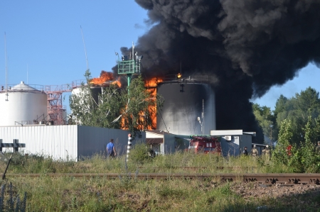Мощный взрыв на нефтебазе под Киевом: скорые не успевают вывозить пострадавших