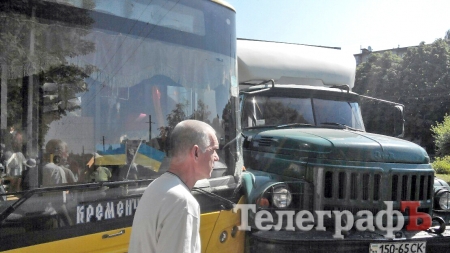 В Кременчуге ЗИЛ въехал в троллейбус