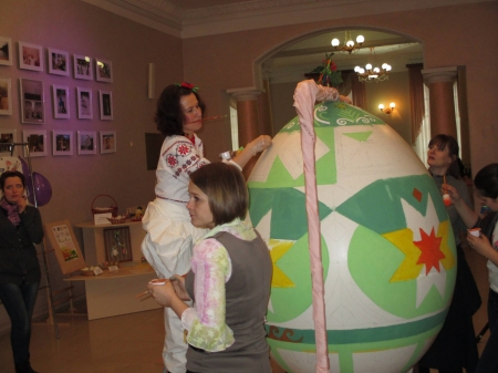 Півтораметрова писанка, яку створювала кременчужанка, виборола "бронзу"