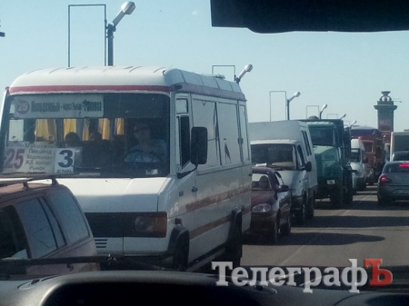 На мосту - пробка. Произошло ДТП