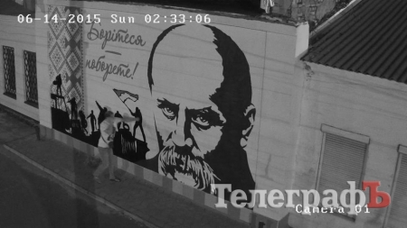 Неизвестный бил граффити Шевченко кулаками. Его зафиксировали видеокамеры
