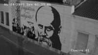 Неизвестный бил граффити Шевченко кулаками. Его зафиксировали видеокамеры