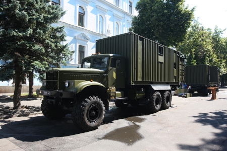 Кременчуцькі вагонобудівники презентували у Києві мобільну баню-пральню