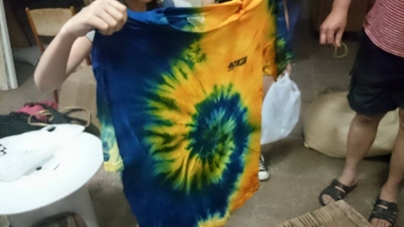 У Кременчуці вчилися розписувати футболки як хіпі У Кременчуці вчилися розписувати футболки як хіпі