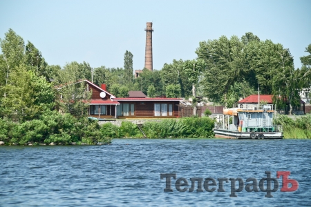 Узбережжя Дніпра у Кременчуці «обростає» мажорними котеджами