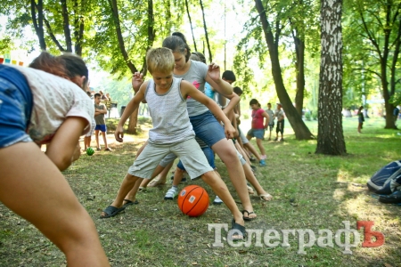 В Кременчуге прошел фестиваль дворовых игр "Весёлые кеды"