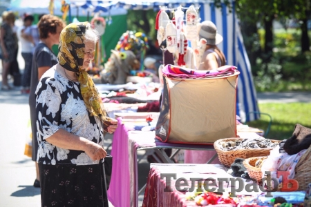 В’язальний фестиваль у Кременчуці: плели сітки та кікімори, жували смаколики і купували hand-made