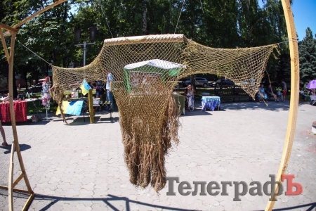 В’язальний фестиваль у Кременчуці: плели сітки та кікімори, жували смаколики і купували hand-made