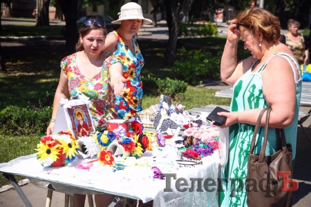В’язальний фестиваль у Кременчуці: плели сітки та кікімори, жували смаколики і купували hand-made