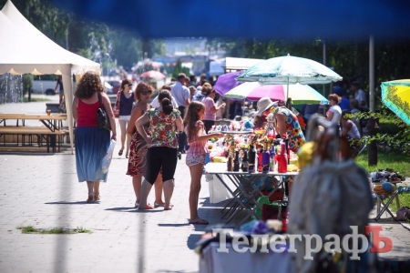 В’язальний фестиваль у Кременчуці: плели сітки та кікімори, жували смаколики і купували hand-made