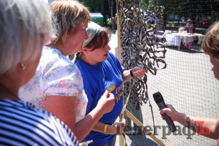 В’язальний фестиваль у Кременчуці: плели сітки та кікімори, жували смаколики і купували hand-made