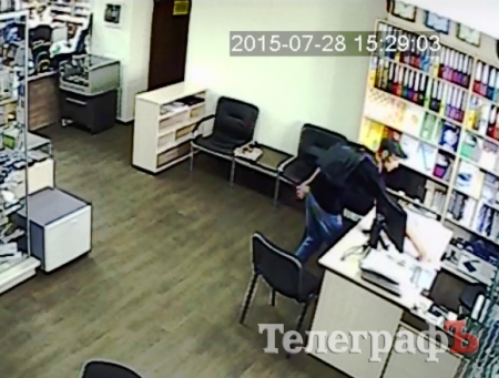 Спи жена: «принципиальный» вор крадёт в магазине мобильный телефон