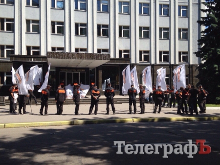 Второй день под офисом ПДМН «Укртранснафта» в Кременчуге стоит пикет, возможно, завтра он будет в Киеве