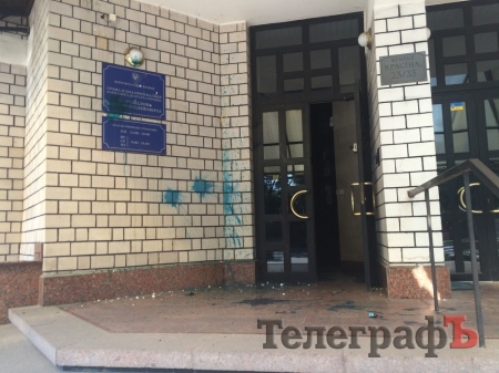 В Кременчуге вход в приемную нардепа Шаповалова облили зеленкой