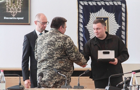 Комбат «Кременчука» Олег Беркеля отримав іменну зброю з рук Яценюка та Авакова Комбат «Кременчука» Олег Беркеля отримав іменну зброю з рук Яценюка та Авакова