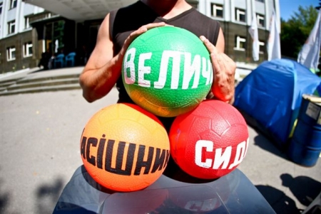 Работники «Укртатнафты» продолжают протестовать и символически выкинули в мусорные баки Величко, Пасишника и Сидорака