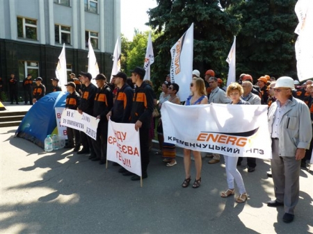 Работники «Укртатнафты» продолжают протестовать и символически выкинули в мусорные баки Величко, Пасишника и Сидорака
