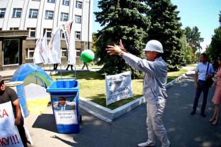 Работники «Укртатнафты» продолжают протестовать и символически выкинули в мусорные баки Величко, Пасишника и Сидорака