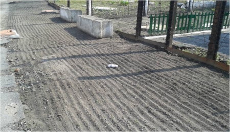 В осужденных через забор бросали мобилками