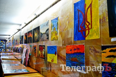 В Кременчуге открылась выставка картин "Мандрівки творчої Криївки"