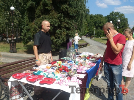 Более 4 тыс грн дали прохожие на нужды АТО в День Независимости волонтёрам Телеграфа Более 4 тыс грн дали прохожие на нужды АТО в День Независимости волонтёрам Телеграфа