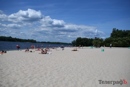На центральном пляже Кременчуга купаться уже безопасно для здоровья