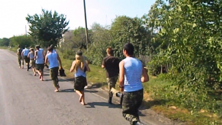 Семь юных гвардейцев сделали свой первый прыжок с парашютом