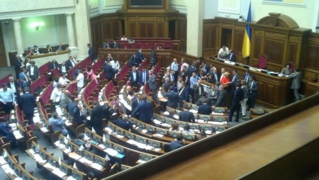 Ляшко блокирует историческое заседание Рады