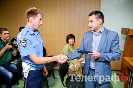 В Кременчуге 64 милиционера получили удостоверения участников боевых действий В Кременчуге 64 милиционера получили удостоверения участников боевых действий