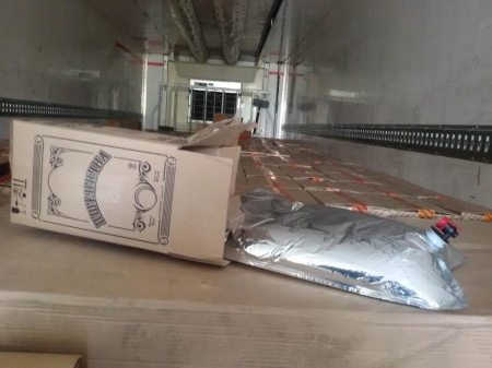 На выезде из Кременчуга задержали фуру с подпольным "боярышником"