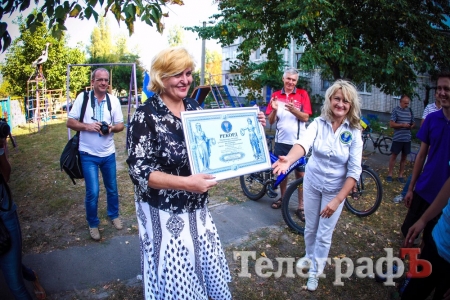 Кременчуцьку мозаїку з пластикових кришечок занесли до рекорду