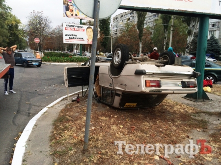 В Кременчуге в районе «Макдональдса» перевернулся ВАЗ