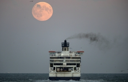 В ніч на понеділок земляни спостерігали “кривавий” Місяць