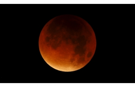 В ніч на понеділок земляни спостерігали “кривавий” Місяць