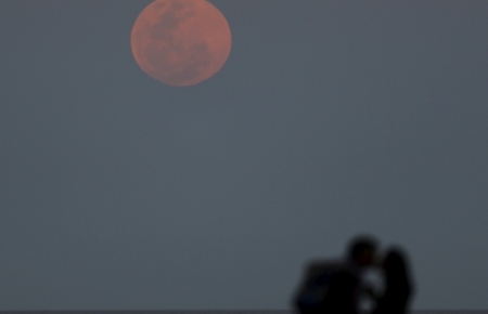 В ніч на понеділок земляни спостерігали “кривавий” Місяць
