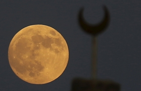 В ніч на понеділок земляни спостерігали “кривавий” Місяць