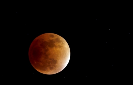 В ніч на понеділок земляни спостерігали “кривавий” Місяць