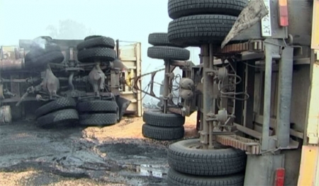 На Полтавщине врезались и загорелись два грузовика