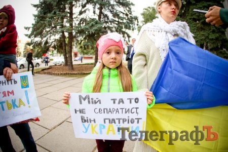 Перед зданием кременчугской мэрии мини-пикеты