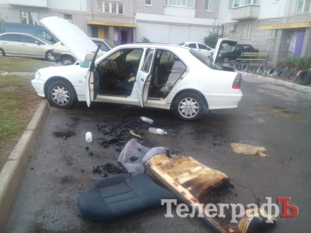В Кременчуге в 278 квартале горел Mercedes
