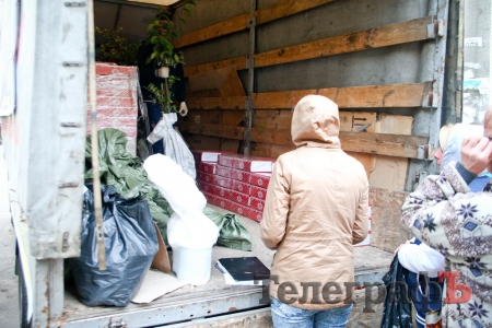 Из машины с банером «Поруч» гражданам раздают печеньки и саженцы