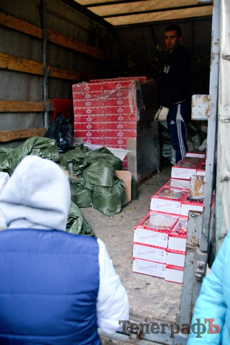 Из машины с банером «Поруч» гражданам раздают печеньки и саженцы